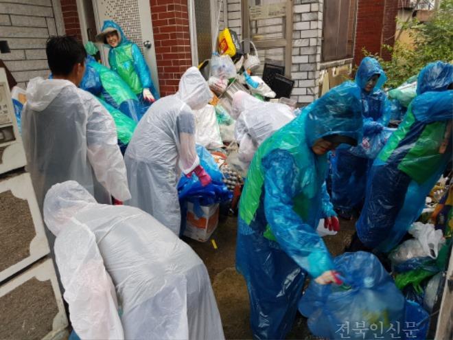 모현동 지역자원 활용하여 저소득 가정 청소 지원.jpg