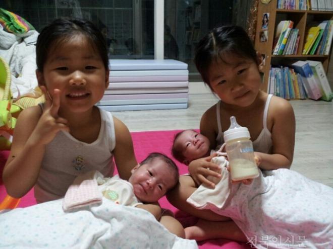 [기획예산과]명랑가족사진(우수상 )쌍둥이의 쌍둥이 돌보기 (1).jpg