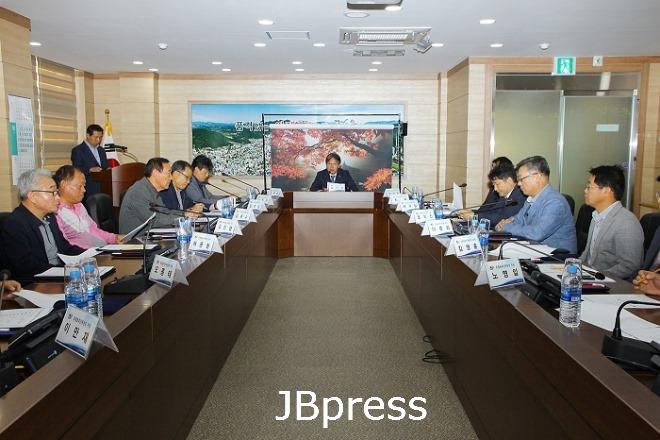 1010-정읍-국제화추진위원회 위촉 및 회의 가져.jpg