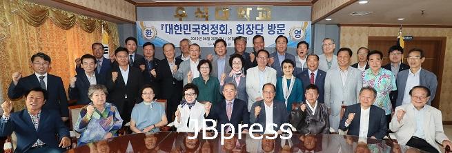 우석대학교, ‘대한민국 헌정회’ 초 청…지역 현안 논의_단체사진.jpg