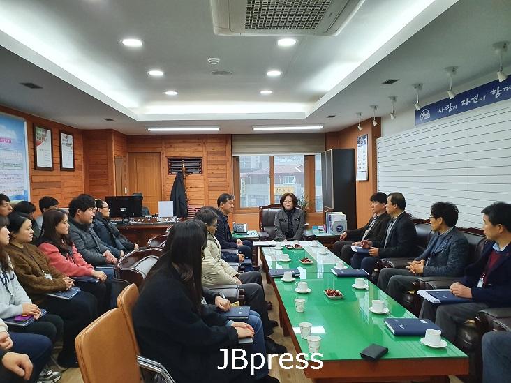 1-8 - 나해수 진안군수 권한대행,  읍면 방문(진안읍 직원과의 대화).jpg