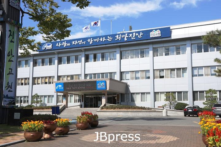 1-14 진안군, 물 환경정책 평가 ‘최우수기관’ 선정(진안군청 전경사진).JPG