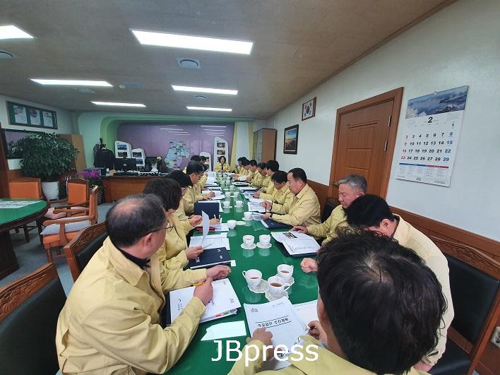 2-24 진안군, 코로나 19 대응 전 행정력 집 중(코로나 19 예방 추진상황 보고회 사진).jpg