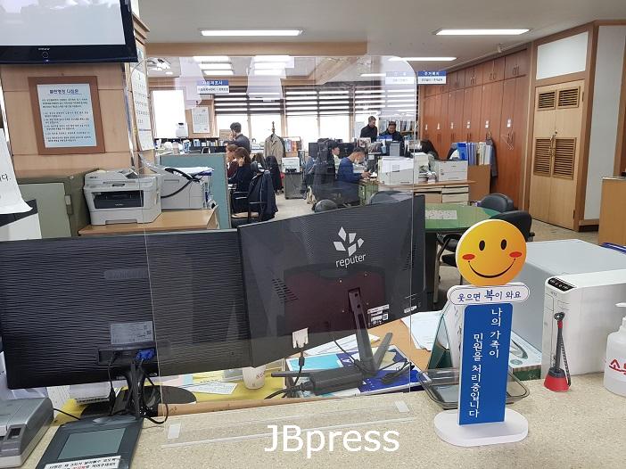 3-18 진안군, 코로나19 예방 사회적 거리두기  앞장(가림막 및 행복 마스코트 설치 사진).jpg