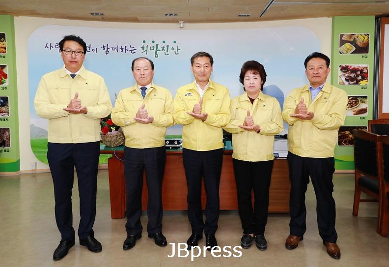 4-24 전춘성 진안군수, ‘덕분에 챌린지’ 동참.jpg