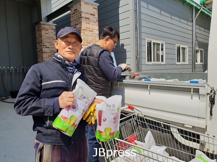 4-27 진안군, 광합성균 보급 축산농가 악취 해결.jpg