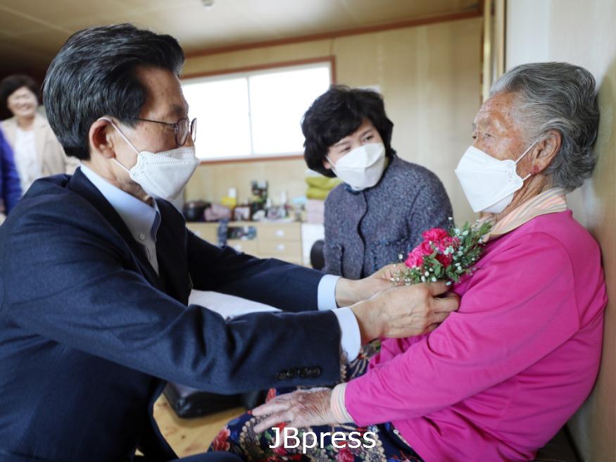 [경로복지자료사진]장수어르신섬김봉사-대산면김귀아할머니2.JPG