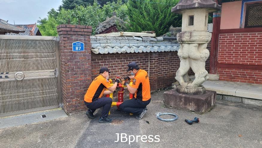 불법 주·정차 근절을 위한 소화전  태양광 인식표시등 설치 사진1.jpg