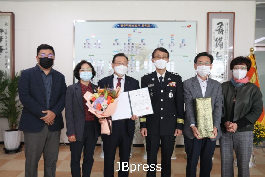 화재현장 인명구조 민간인 유공자 표창 사진2.JPG
