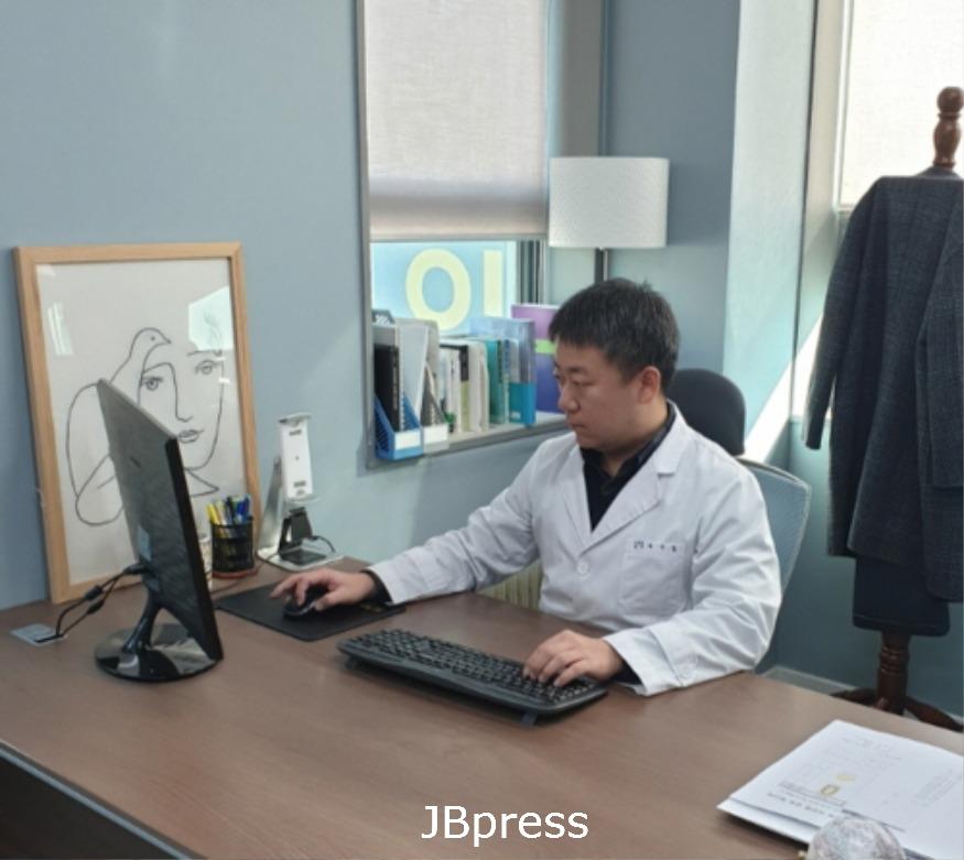 치매관리 유공 김지훈 원장 도지사상 수상.jpg