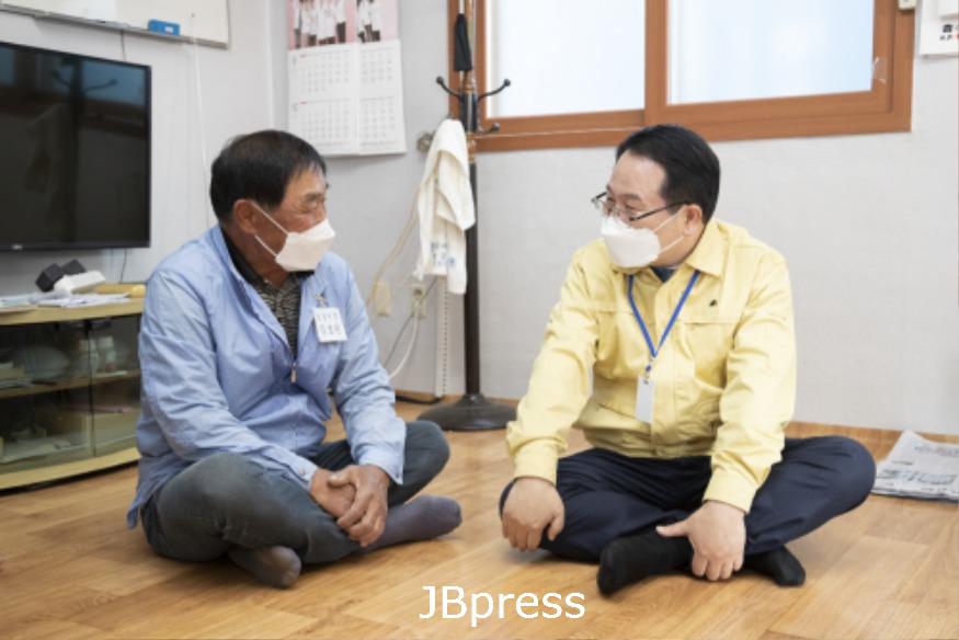 2021년 시장 일일 읍면동장제 운영 (용동면) - 경로당을 방문하여 주민의 민원을 청취중인 정헌율 일일 용동면장.jpg