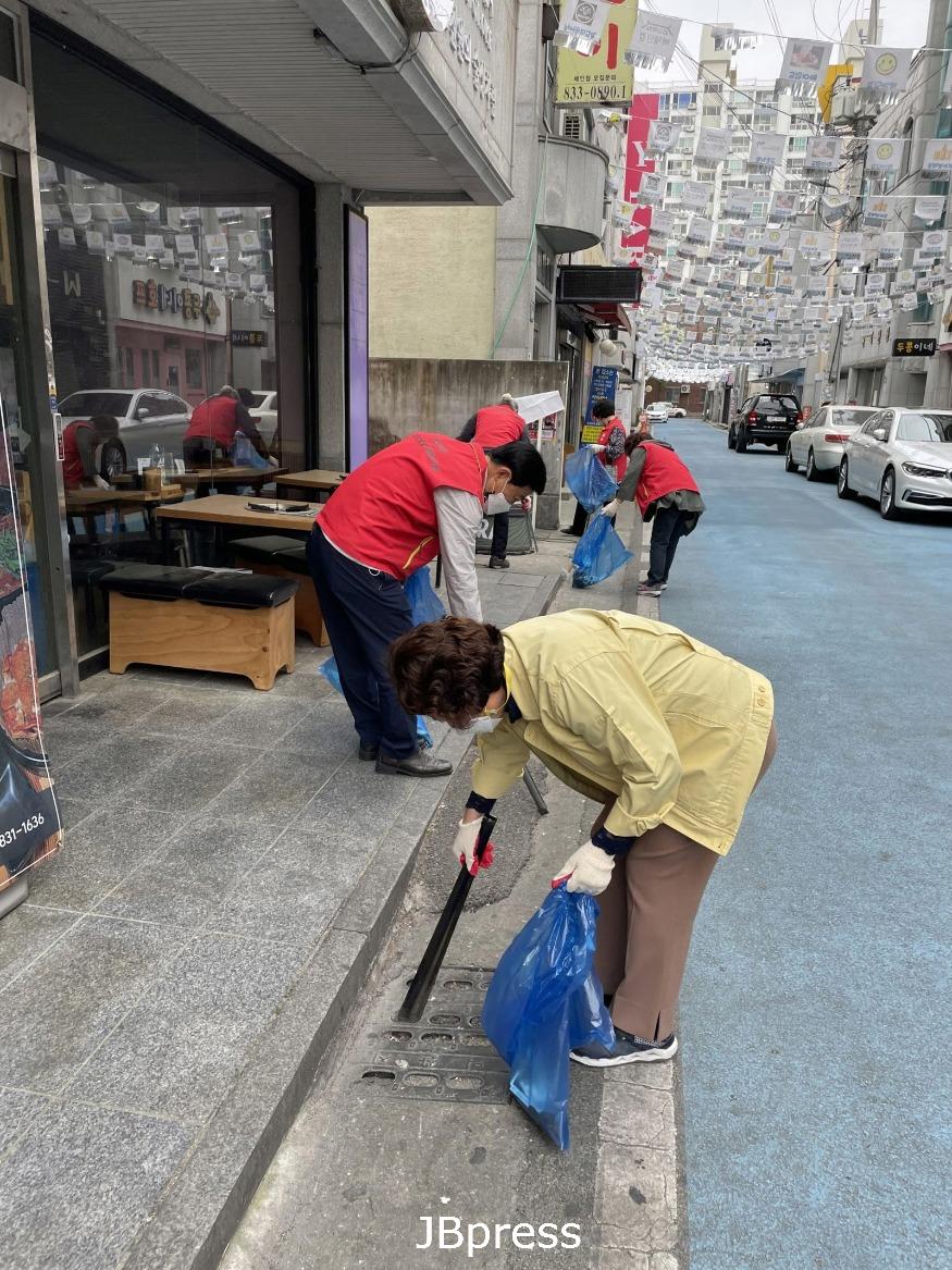 영등2동 _가정의 달_ 맞이 봉사  (1).jpg