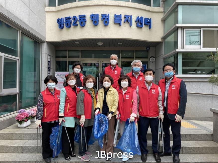 영등2동 _가정의 달_ 맞이 봉사  (2).jpg
