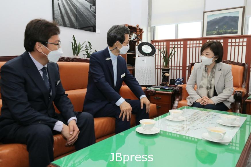 [크기변환]유기상고창군수가28일진선미국회국토교통위원장을만나노을대교조기착공을건의하고있다(1) (1).jpg
