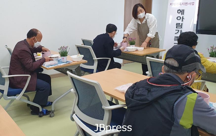 0429정읍시보건소_치매가족지원사업‘헤아림교실’성료1.jpg