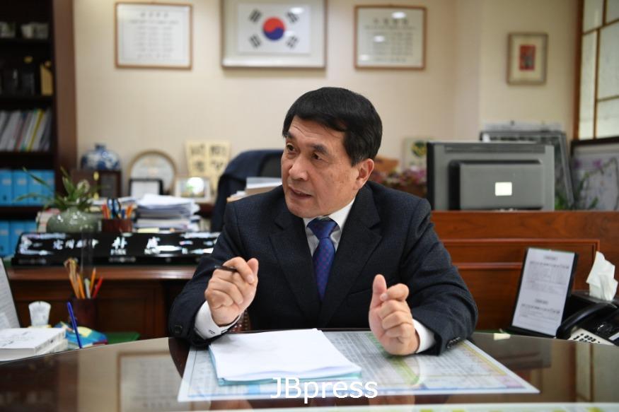 박성일완주군수가정의달호소문전달.jpg