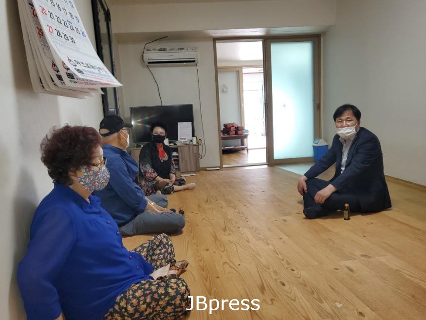 0607장명동_경로당운영재개에따른순회방문.어르신들격려(2).jpeg