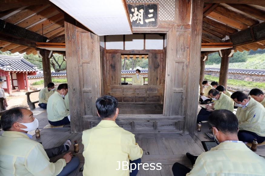 [크기변환]유기상고창군수와주요간부공무원들이19일아산면삼호정에서현안을논의하고있다(2).JPG