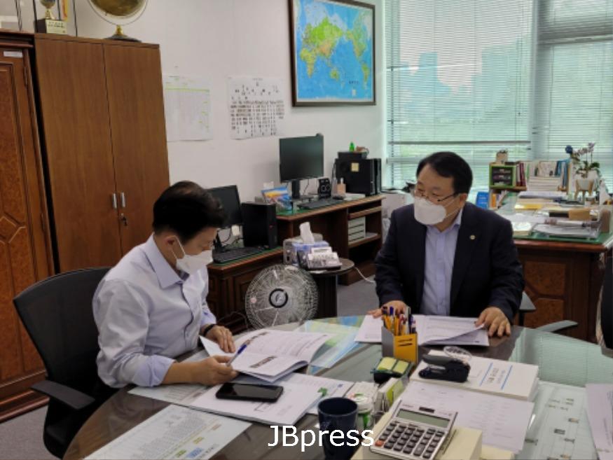 3 정헌율 익산시장 국가예산확보_최상대 예산실장.jpg