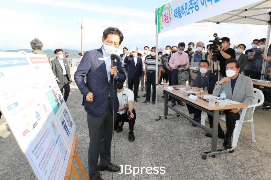 [크기변환]8-54유기상고창군수가14일고창군동호항노을대교연결지를찾은이낙연전민주당대표에게지역최대숙원사업인노을대교추진현황을설명하고있다(2).jpg