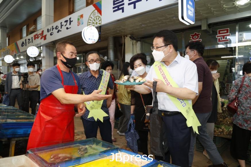 익산시 “추석 명절 전통시장 장보기로 따뜻한 정 나눠요”.jpg