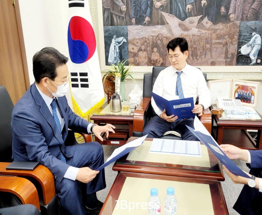 권익현부안군수_국회예산구회단계대응총력(송영길대표방문(1).jpg