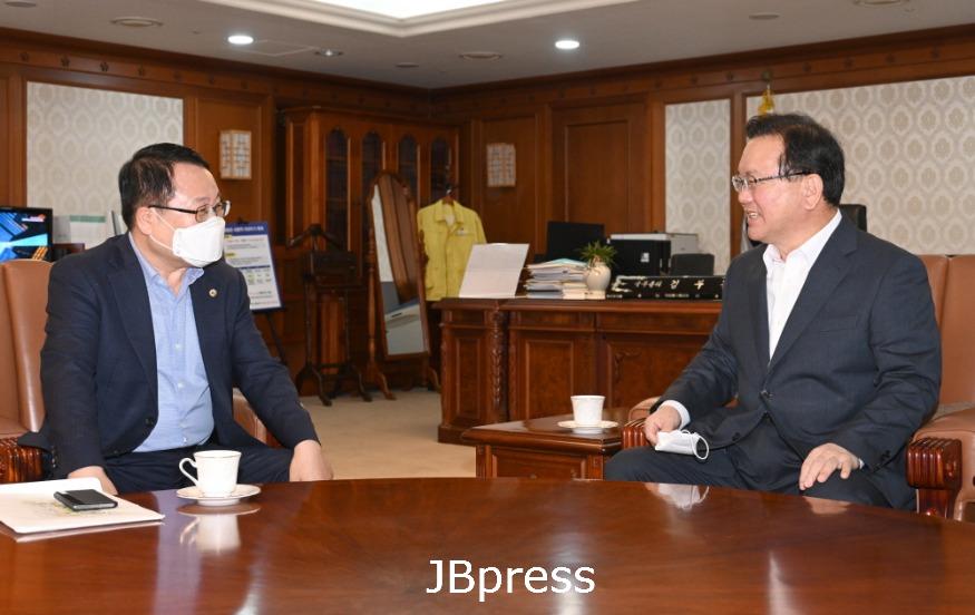 김부겸 총리, 정헌율 시장 ‘익산 경제정책’ 극찬2.jpg