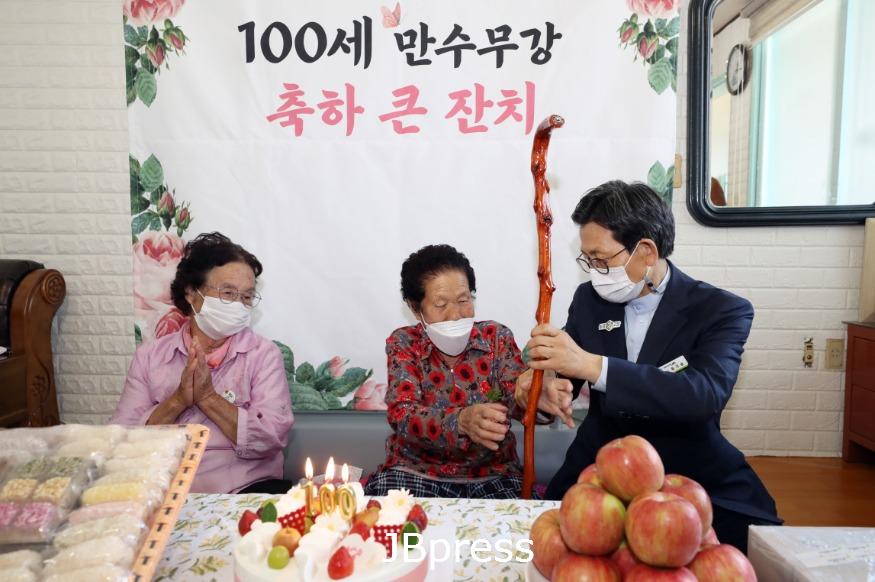[크기변환]유기상고창군수가20일100세를살아오신어르신을찾아뵙고청려장(장수지팡이)과함께인사를전하고있다(2).jpg