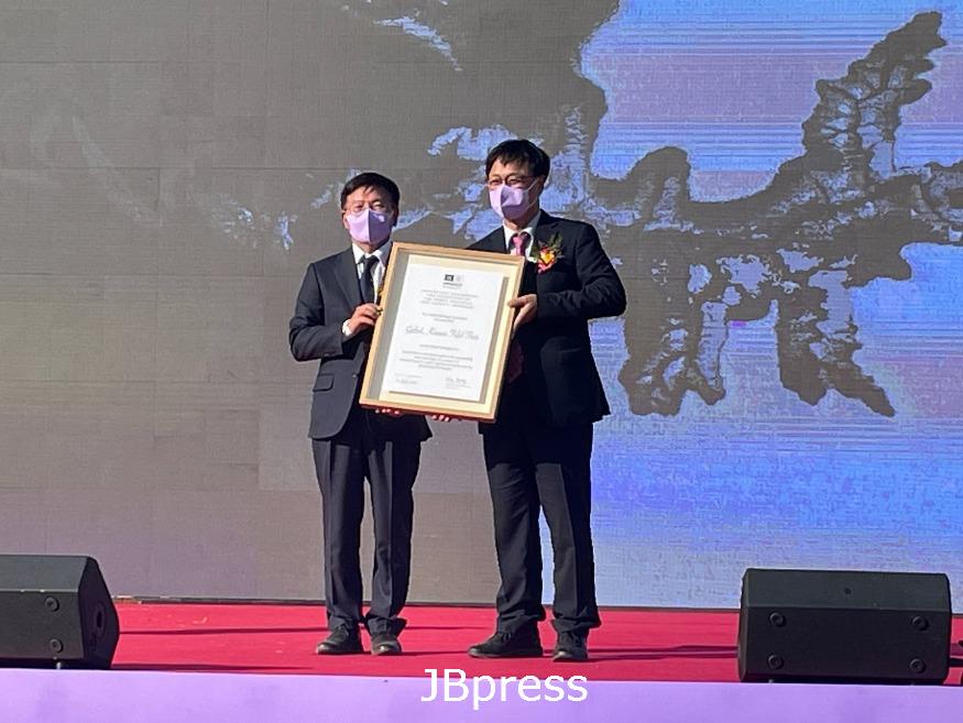 10-92이주철고창군부군수가27일김현모문화재청장과'한국의갯벌세계유산등재'인증서를들고있다(2).jpg