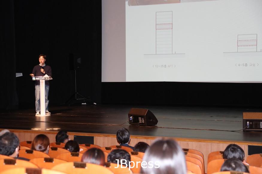 [크기변환]유현준건축가가28일고창문화의전당에서'교육의공간과도서관의의미'를주제로강의하고있다(1).jpg