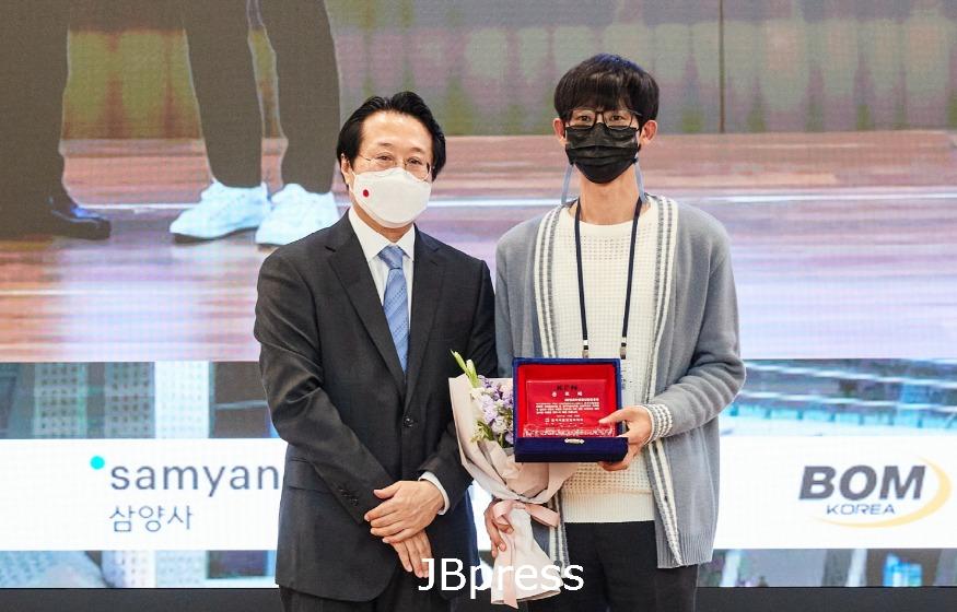 순창1102-한국식품영양과학회공로상수상(왼쪽한국식품영양과학회전우진회장_오른쪽발효미생물산업진흥원양희종기능성평가팀장).jpg