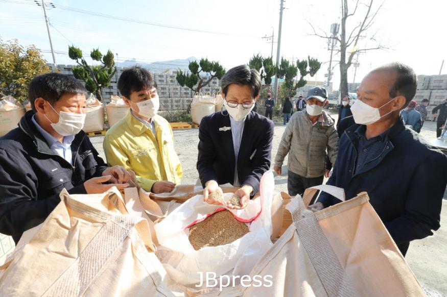 [크기변환]유기상고창군수_공공비축미수매현장방문격려(2).jpg