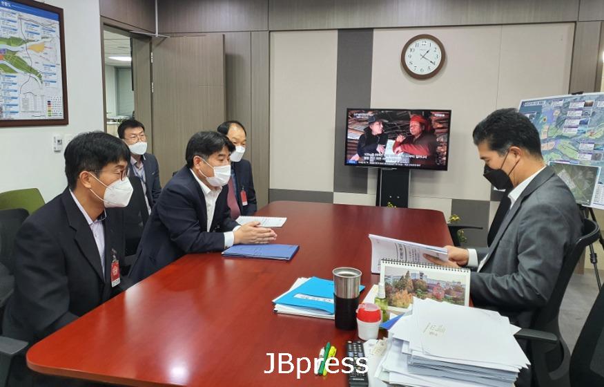 순창1110-이남섭부군수이원택국회의원국가예산확보설명1(1).jpg