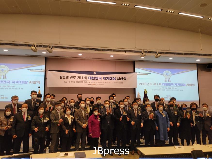 거점스포츠클럽-진봉모회장-자치대상-체육대상-수상(1).jpg