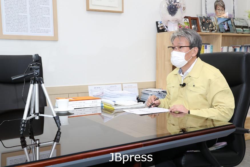 1206유진섭시장간부회의서동절기복지사각지대발굴.지원만전지시(2).jpg