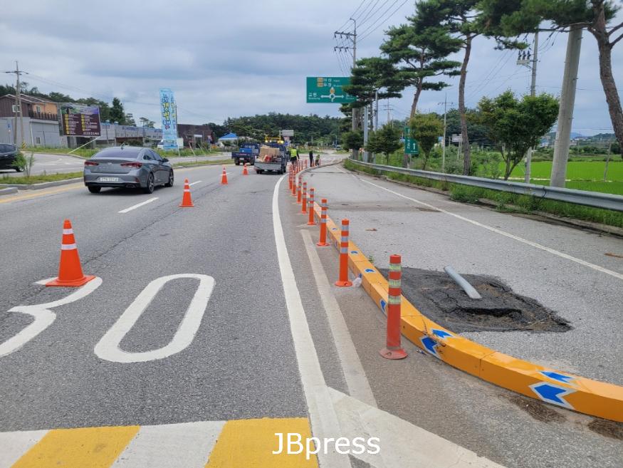 [크기변환]주곡교차로도로경계석야광봉(2).jpg
