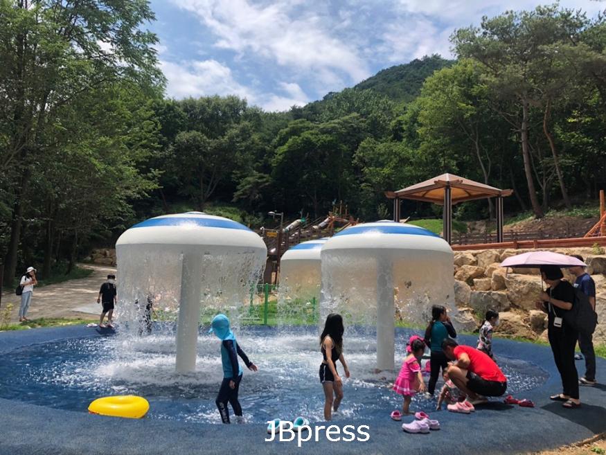 무더운여름철도시공원물놀이장인기(산림욕장.jpg
