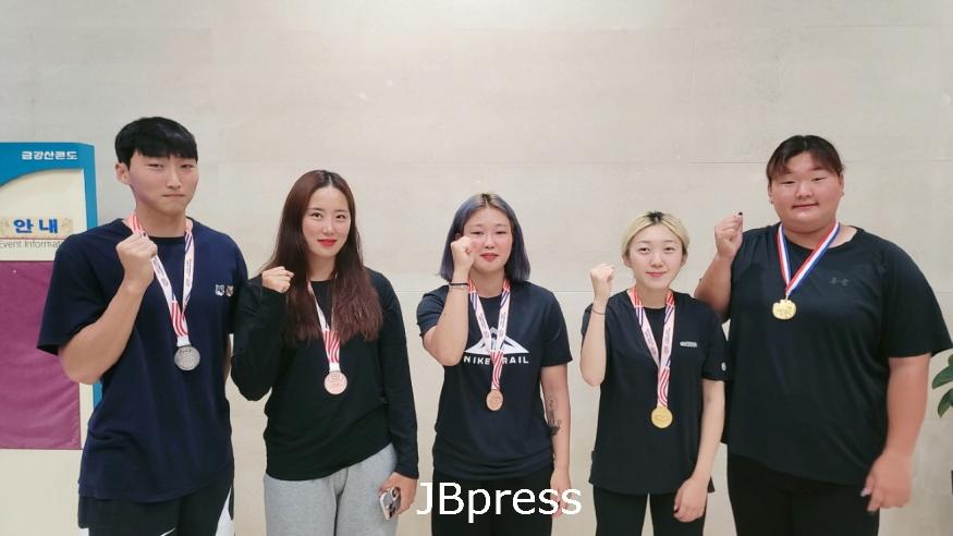 익산시청 육상부, 국·내외 육상경기대회 메달 ‘석권’ (단 체사진 왼쪽부터 유규민 정다운 이세빈 오혜원 신유진).jpg