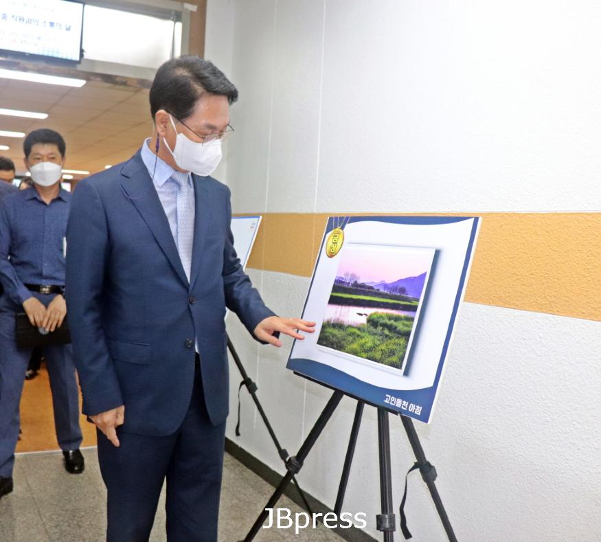 [크기변환]심덕섭고창군수가경관지구영상사진공모전작품을살펴보고있다.JPG