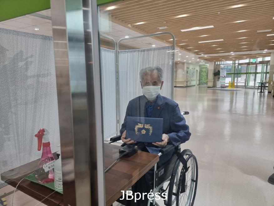 이석규 애국지사 위문.JPG