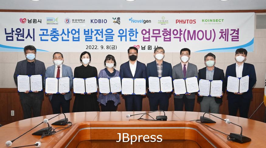 왼쪽부터(신동필_배종향_안준미_김연주_시장_이학교_김민선_김귀호_김연우).jpg