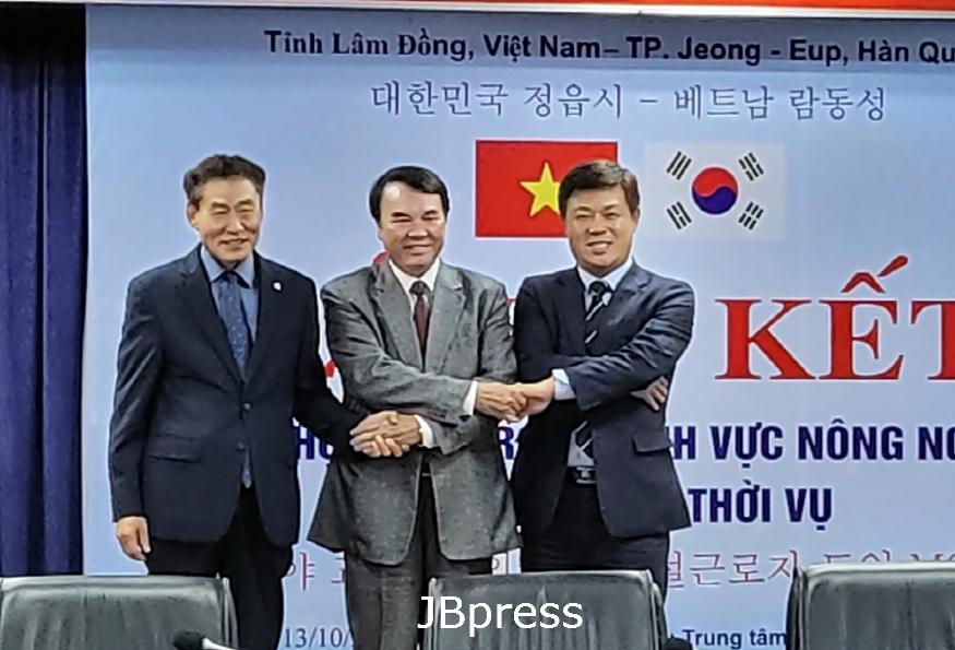 1014 이학수 정읍시장-베트남 람동성 부인민위원장, 계절근로자 도입 업무협약서 서명3.jpg