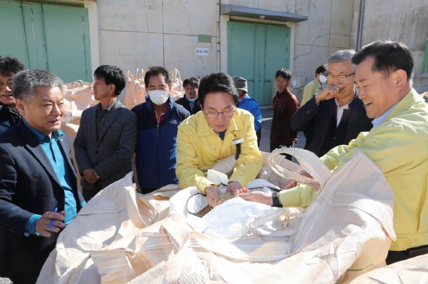 [크기변환]심덕섭고창군수_공공비축미곡·시장격리곡수매현장방문(1).jpg