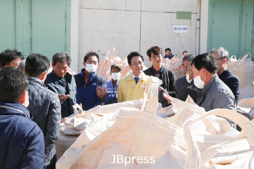 [크기변환]심덕섭고창군수_공공비축미곡·시장격리곡수매현장방문(2).jpg