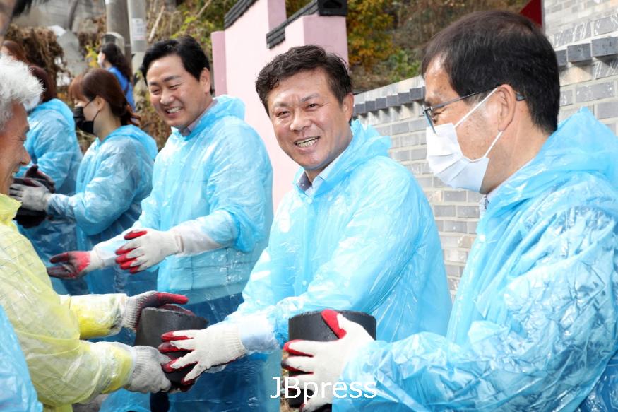 1114 이학수 시장, 사랑의 연탄 배달 희망의 온도 ‘후끈’ (1).jpg
