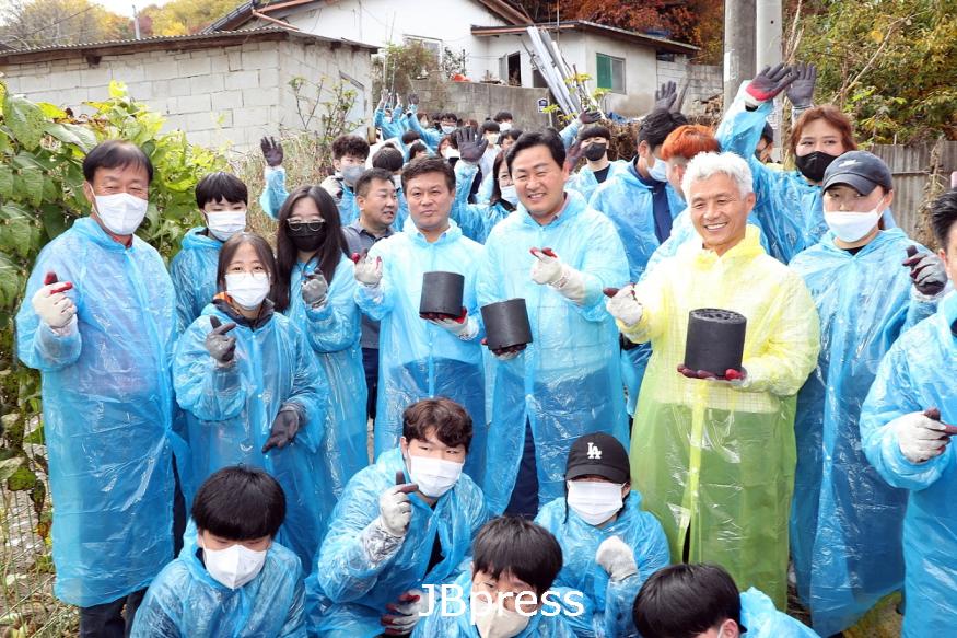1114 이학수 시장, 사랑의 연탄 배달 희망의 온도 ‘후끈’ (3).jpg