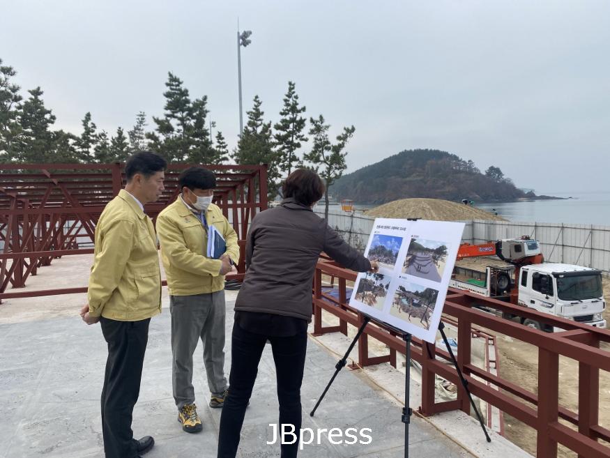 이정석부안부군수_변산해수욕장노을쉼터등현장점검2.jpg