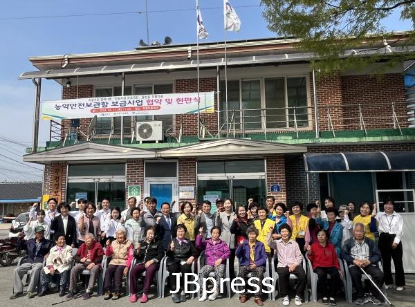 용진이서농약안전보관함현판식 (2).jpg