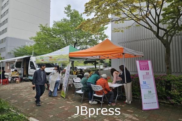 0501 정읍시 ‘치매 걱정 없는 우리 마을’ 치매안심마을 홍보 부스 운영.jpg