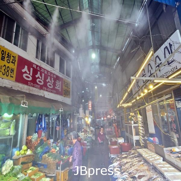 0612 안개 분무 속 시원한 장보기...정읍시 샘고을시장 안개분무시설로 쾌적함 UP.jpg